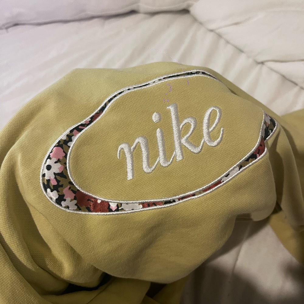 Nike cropped hoodie (M)